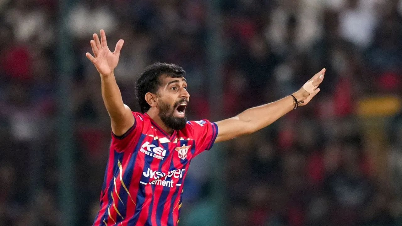 પાછલા સીઝનમાં તેનું પ્રદર્શન સામાન્ય રહ્યું હતું, જ્યાં તેણે 6 મેચોમાં 3 વિકેટ લીધી હતી અને તેની ઈકોનોમી 9.85 રહી હતી. પરંતુ આ વર્ષે તેણે પોતાની બોલિંગમાં નોંધપાત્ર સુધારો કર્યો છે. તે સતત લાઇન અને લેન્થ પર નિયંત્રણ રાખીને બેટ્સમેનોને મુશ્કેલીમાં મૂકે છે. (Image Credit Source: PTI)