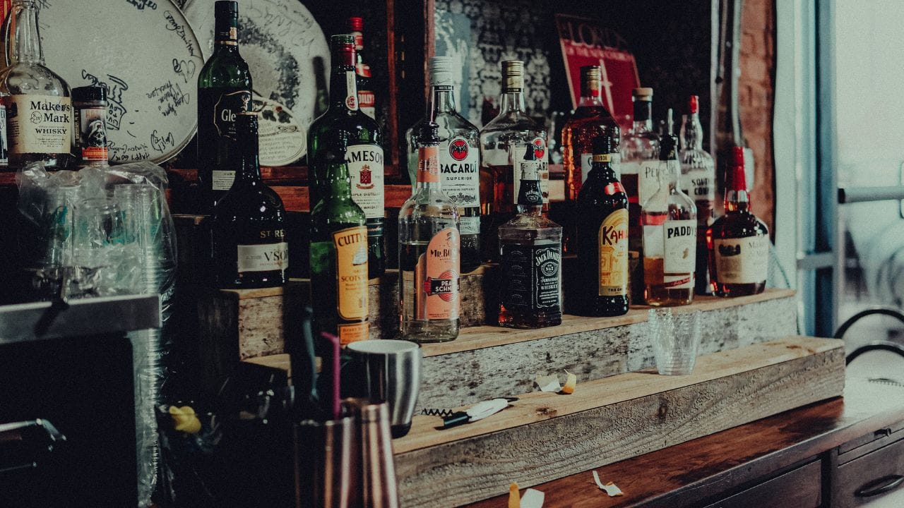 પેકેજિંગ માટે કડક નિયમો: નવી નીતિના માર્ગદર્શિકા મુજબ, ટેટ્રા પેકમાં ઓછામાં ઓછા છ સુરક્ષાત્મક સ્તરો હોવા જરૂરી છે. આ સાથે, પેકિંગ પર દારૂની ગુણવત્તા જાળવવાની અવધિ અથવા તેનો ઉપયોગ કરવા યોગ્ય તારીખ સ્પષ્ટ રીતે દર્શાવવી ફરજિયાત બનાવવામાં આવી છે. (Image Credit Source: Social Media)
