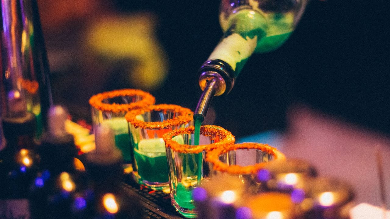 તે સિવાય, ટેટ્રા પેકમાં દારૂ વેચાણ શરૂ કરતા પહેલા ઉત્પાદક એકમોને માન્ય સંસ્થાઓ પાસેથી પ્રમાણપત્ર મેળવવું પડશે. તેમાં કેન્દ્રીય ફૂડ ટેક્નોલોજી સંશોધન સંસ્થા, ભારતીય પેકેજિંગ સંસ્થા અથવા એક્સાઇઝ કમિશનર દ્વારા માન્યતા પ્રાપ્ત અન્ય સંસ્થાનો સમાવેશ થાય છે. (Image Credit Source: Social Media)
