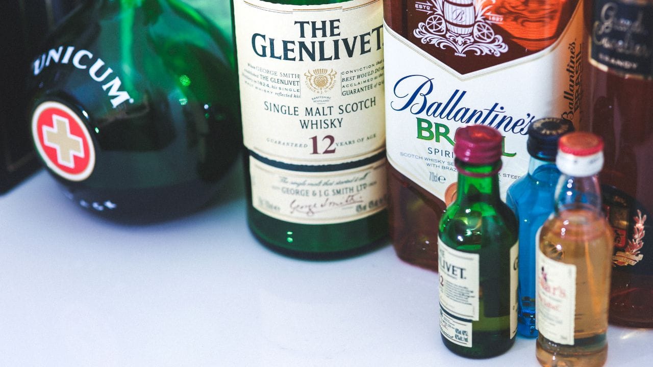 વિરોધ પક્ષનો વિરોધ: સરકારના આ નિર્ણયને લઈને વિરોધ પક્ષે કડક પ્રતિક્રિયા વ્યક્ત કરી છે. કેટલાક વિરોધી નેતાઓએ ટેટ્રા પેકમાં દારૂ વેચાણ શરૂ કરવાનો નિર્ણય પાછો ખેંચવાની માંગ કરી છે. તેમના મત મુજબ, આ નિર્ણય અનૈતિક છે અને યુવાનો માટે નુકસાનકારક સાબિત થઈ શકે છે. (Image Credit Source: Social Media)
