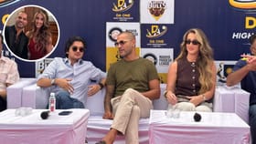 જાણો કોણ છે શિખર ધવનની બાજુમાં બેસેલી સુંદર છોકરી