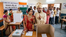 શણગારેલી કાર સાથે વરરાજાએ મતદાન મથકે પહોંચી મતદાન કર્યું, જુઓ વીડિયો