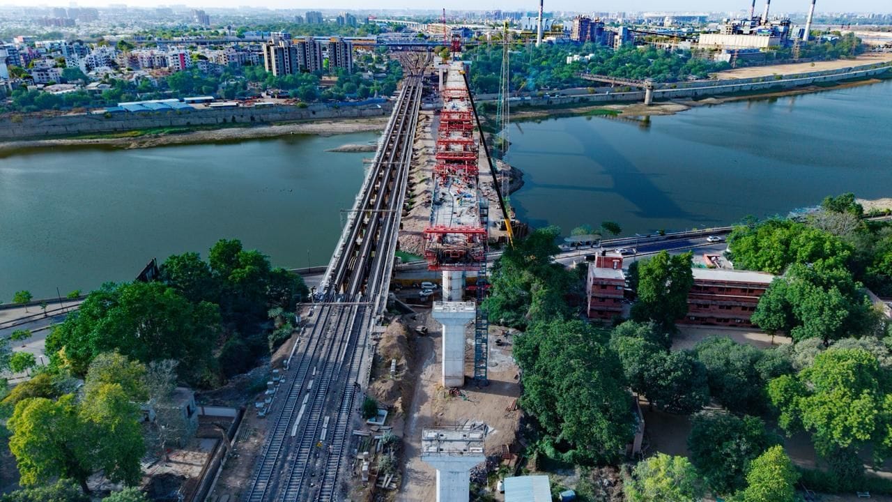 મુંબઈ-અમદાવાદ બુલેટ ટ્રેન પ્રોજેક્ટના ભાગ રૂપે, અમદાવાદમાં સાબરમતી નદી પર 12 માળની ઇમારત (આશરે 118 ફૂટ) જેટલી ઊંચાઈ ધરાવતા 36 મીટર ઊંચા પુલનું બાંધકામ સતત આગળ વધી રહ્યું છે.