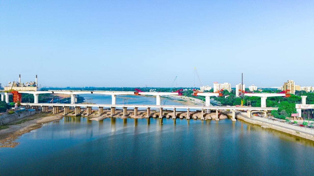 પુલના નિર્માણ કાર્યમાં નોંધપાત્ર પ્રગતિ થઈ છે, જેમાં પાયો અને સબસ્ટ્રક્ચર સંબંધિત તમામ કામ પૂર્ણ થઈ ચૂક્યા છે. 76 મીટરના ત્રણ સ્પાન પૂર્ણ થઈ ગયા છે, જ્યારે સુપરસ્ટ્રક્ચર સંબંધિત કામગીરી, જેમ કે પિયર હેડ નિર્માણ અને સેગમેન્ટ કાસ્ટિંગ, હાલમાં પ્રગતિ પર છે.