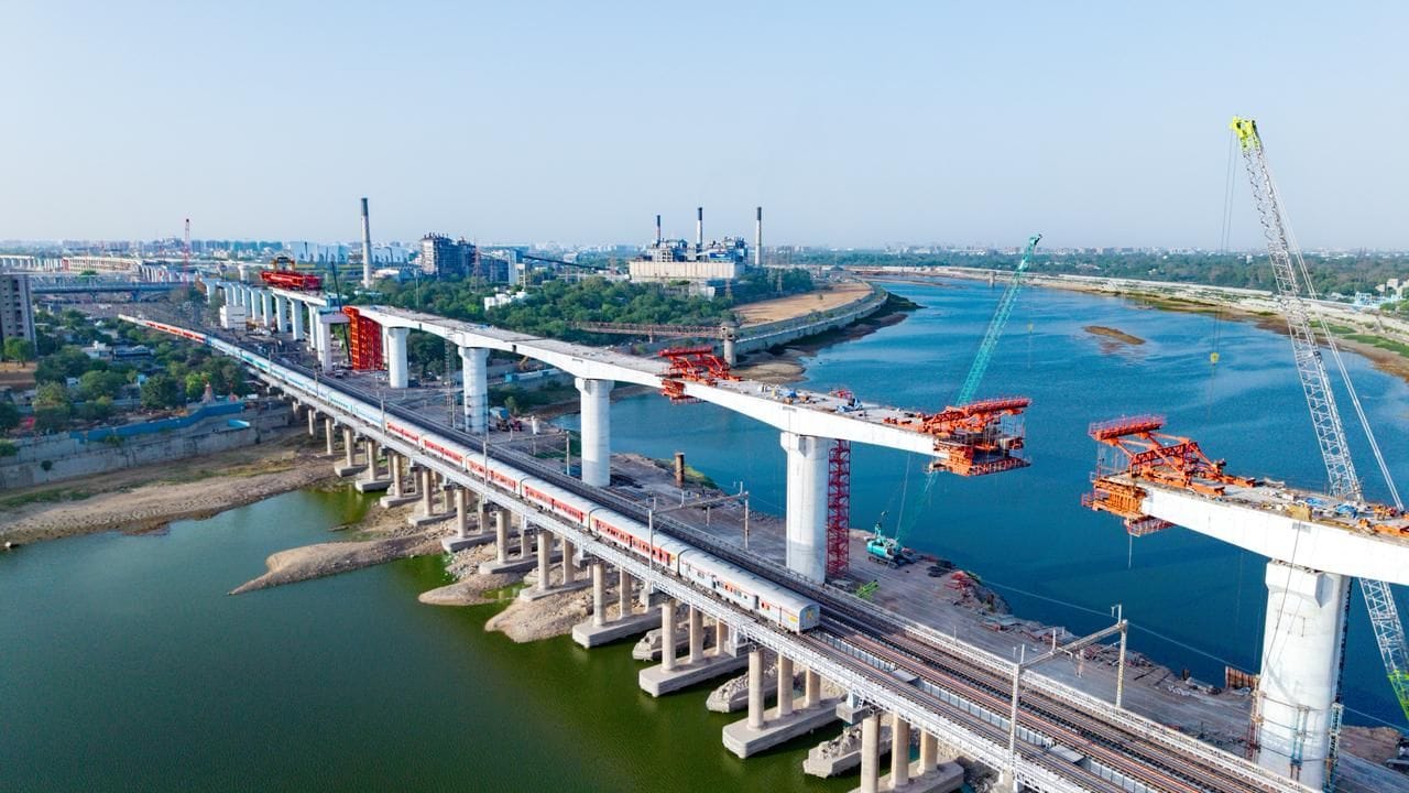 નિર્માણ દરમિયાન નદીના પાણીનો પ્રવાહ અવિરત રહે તે માટે ખાસ ધ્યાન આપવામાં આવ્યું છે. તાત્કાલિક એમ્બેન્કમેન્ટમાં હ્યુમ પાઇપ કલ્વર્ટ્સ સ્થાપિત કરવામાં આવ્યા છે અને સાથે જ કુદરતી ડ્રેનેજ ચેનલ જાળવી રાખવામાં આવી છે, જેથી પાણીનો સતત અને મુક્ત પ્રવાહ સુનિશ્ચિત થાય.આ પગલાંઓ ખાતરી આપે છે કે નિર્માણ પ્રવૃત્તિઓ છતાં નદીનો પ્રવાહ સતત અને અસરરહિત રહે છે.