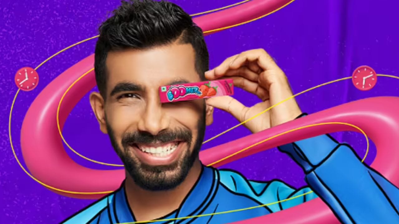 BCCIના 2025-26ના સેન્ટ્રલ કોન્ટ્રાક્ટ મુજબ બુમરાહને ‘ગ્રેડ A’માં સ્થાન આપવામાં આવ્યું છે, જેના માટે તેમને દર વર્ષે 5 કરોડ રૂપિયા મળે છે. અગાઉ તેઓ ‘ગ્રેડ A+’માં હતા, પરંતુ હાલ પણ તેમની આવક પર તેનો ખાસ પ્રભાવ નથી પડ્યો. IPLની વાત કરીએ તો, તેઓ Mumbai Indians ટીમ માટે રમે છે અને તેમની સેલેરી આશરે 12 કરોડ રૂપિયા છે.