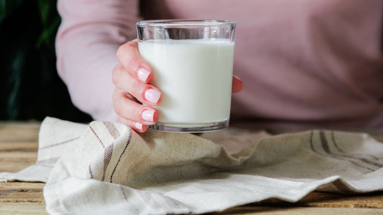 શરીરને ઠંડક આપે : પાણી મળેલી છાસ શરીરને ઠંડુ રાખે છે અને ગરમીથી રાહત આપે છે.
