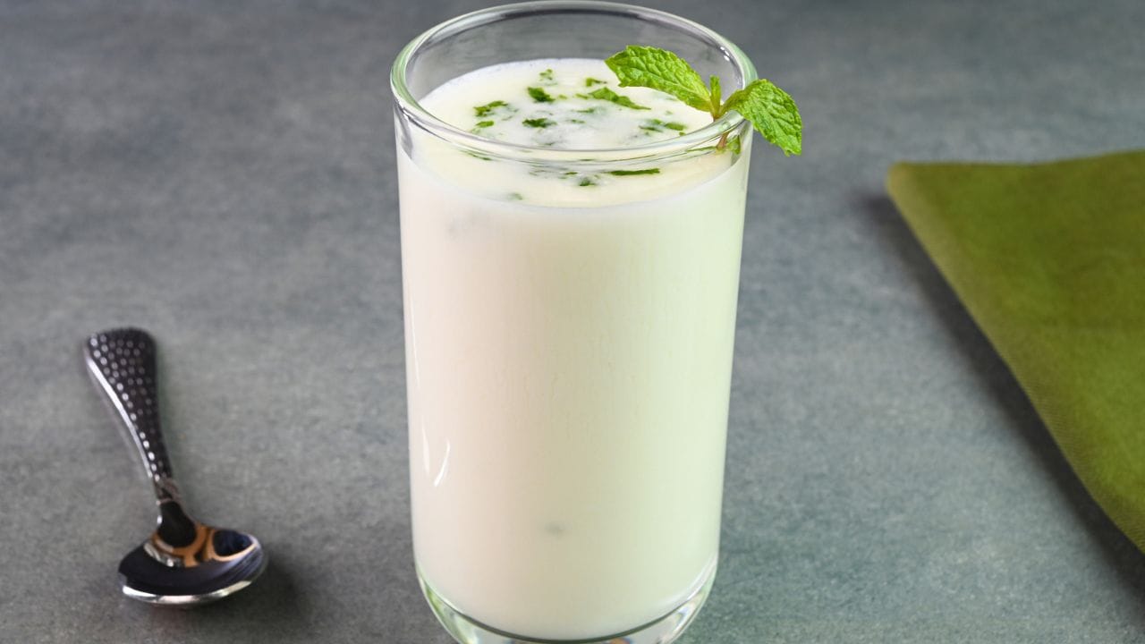 પાચન સુધારે : છાસમાં પ્રોબાયોટિક્સ હોય છે, પાણી ઉમેરવાથી તે વધુ લાઈટ બને છે અને ગેસ, એસિડિટી જેવી સમસ્યામાં મદદ કરે છે.
