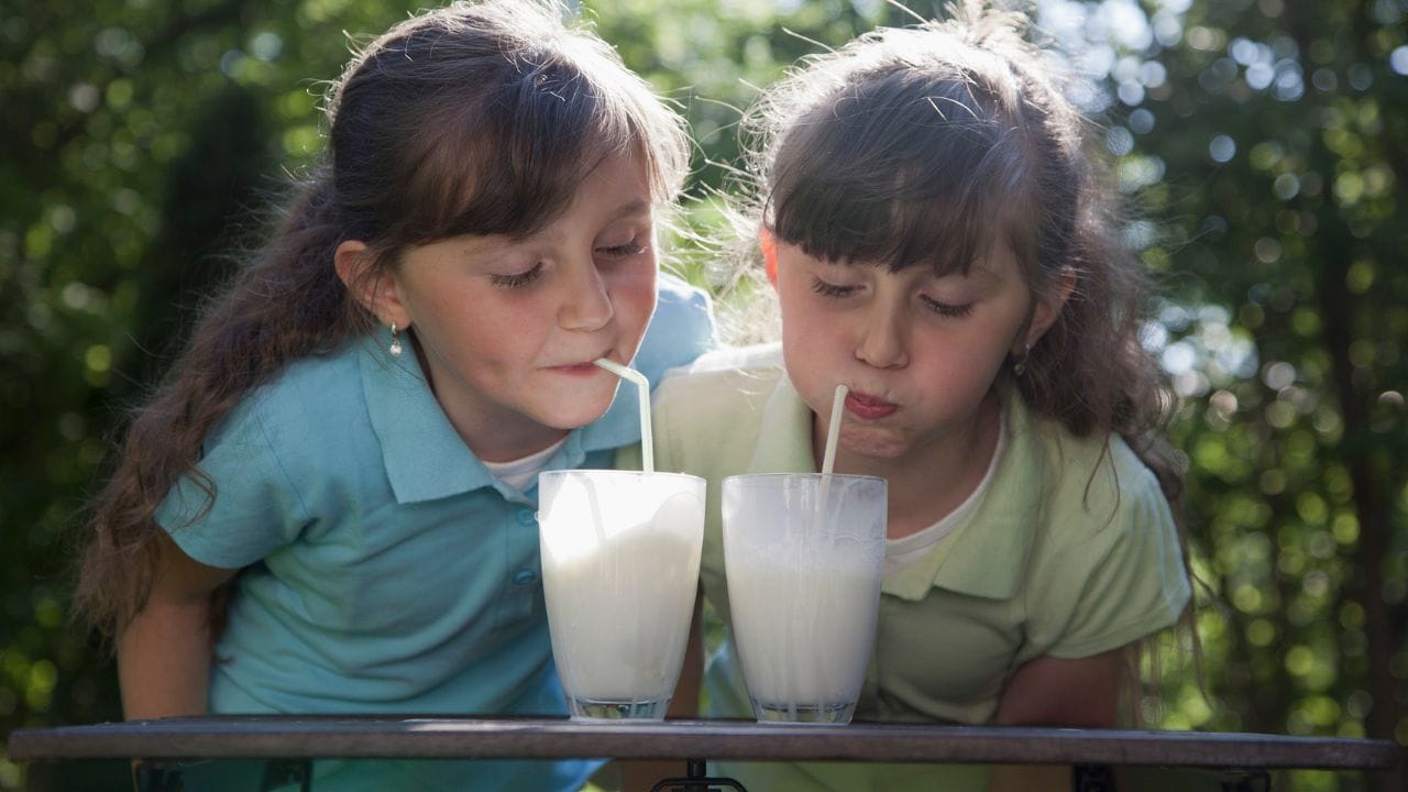 ડિહાઇડ્રેશનથી બચાવે : પાણી સાથેની છાસ શરીરમાં પાણીનું લેવલ જાળવે છે, એટલે ડિહાઇડ્રેશન થતું નથી.
