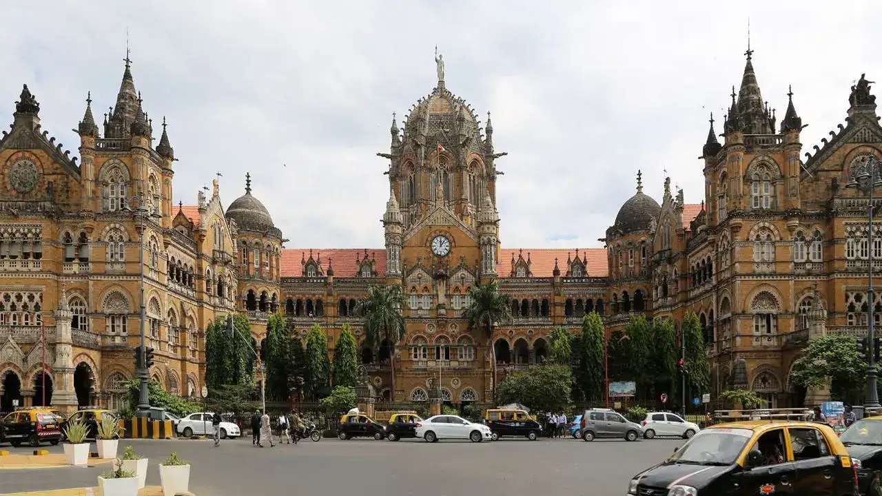 મુંબઈનું છત્રપતિ શિવાજી મહારાજ ટર્મિનસ 1853માં બંધાયેલું છે. આ સ્ટેશન ભારતના રેલવે વારસાનું પ્રતિક માનવામાં આવે છે. આ સ્ટેશન પરથી જ દેશની પહેલી પેસેન્જર ટ્રેન દોડી હતી. આ સ્ટેશન આજે પણ મુંબઈનું એક ઓળખનું પ્રતીક બનેલ છે.