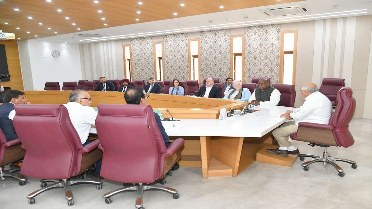 ગુજરાતની મુલાકાતે આવેલ કોમનવેલ્થ સ્પોર્ટ ડેલીગેશન, આગામી કોમનવેલ્થ ગેમ્સ-2030ની રમતો જ્યાં યોજાવાની છે તે અમદાવાદના વીર સાવરકર કોમ્પ્લેક્સ, નરેન્દ્ર મોદી સ્ટેડિયમ, એકા એરેના તેમજ વડોદરા ક્રિકેટ સ્ટેડિયમ અને એકતા નગર-સ્ટેચ્યુ ઓફ યુનિટી ખાતે ચાલી રહેલ પૂર્વ તૈયારીઓના નિરીક્ષણ અને અભ્યાસ માટે સાઇટ વિઝીટ કરશે.