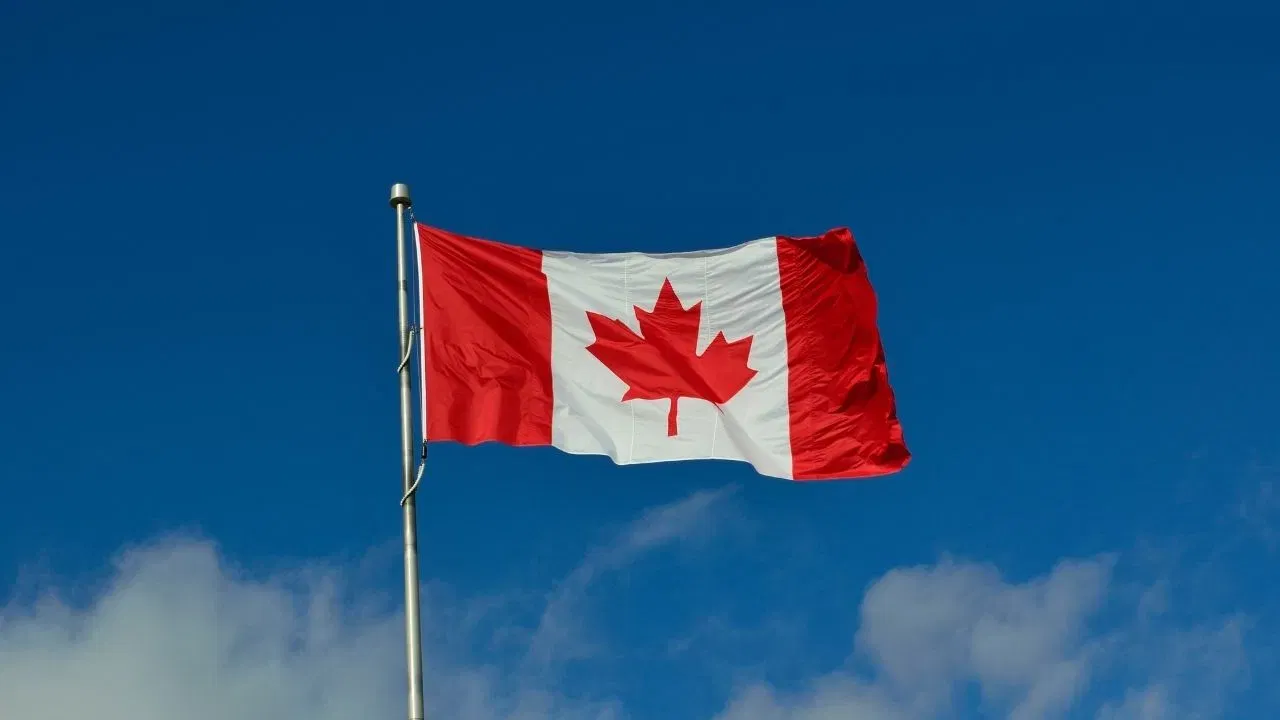 એક વર્ષની ડેડલાઇનનું નવું શિખંડ: નવા કાયદામાં સૌથી મોટો ફેરફાર ‘સમય મર્યાદા’ નો છે. હવેથી જે લોકો 24 જૂન, 2020 પછી કેનેડામાં પ્રવેશ્યા છે, તેમણે કેનેડામાં પ્રવેશના પ્રથમ એક વર્ષમાં જ શરણ માટે અરજી કરવી પડશે. જો કોઈ વ્યક્તિ એક વર્ષ વીતી ગયા પછી અરજી કરે છે, તો તેની અરજી ‘ઇમિગ્રેશન એન્ડ રેફ્યુજી બોર્ડ’ (IRB) દ્વારા અયોગ્ય જાહેર કરવામાં આવશે. આનો અર્થ એ છે કે તે વ્યક્તિને કોર્ટમાં પોતાનો પક્ષ રાખવાની તક પણ મળશે નહીં.