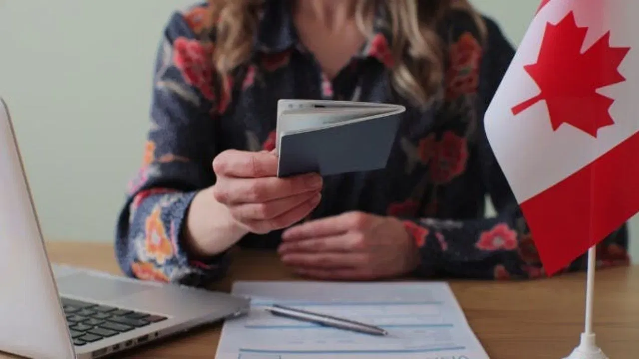 ખર્ચનું બજેટ: ક્યાં કેટલા રૂપિયા જોઈશે?: વિદેશમાં ભણવાનો ખર્ચ તમે કયો દેશ અને શહેર પસંદ કરો છો તેના પર નિર્ભર છે. કેનેડા અને ઓસ્ટ્રેલિયામાં વાર્ષિક અંદાજે 15 થી 25 લાખ રૂપિયાનો ખર્ચ થઈ શકે છે. જોકે, આ દેશોમાં ભણવાની સાથે પાર્ટ-ટાઈમ નોકરી કરવાની પણ છૂટ મળે છે, જેનાથી તમે તમારો રહેવાનો ખર્ચ કાઢી શકો છો. બીજી તરફ, જર્મનીમાં ભણવાનો ખર્ચ ઘણો ઓછો છે પરંતુ ત્યાં રહેવા-જમવા માટે અલગથી બજેટ રાખવું પડે છે.