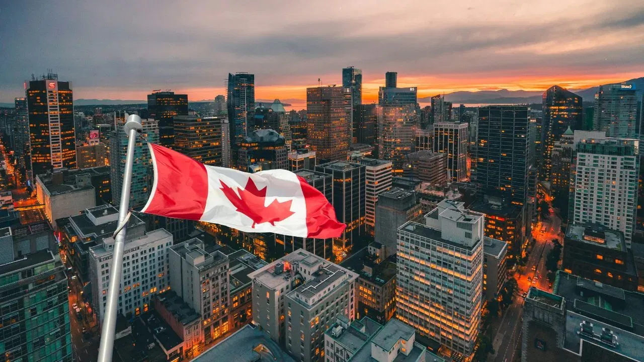 યોગ્ય દિશામાં લેવાયેલું એક પગલું તમારા કરિયરને નવી ઊંચાઈઓ પર લઈ જઈ શકે છે. વિદેશમાં શિક્ષણ માત્ર ડિગ્રી જ નહીં, પણ આંતરરાષ્ટ્રીય એક્સપોઝર પણ આપે છે જે આજના ગ્લોબલ યુગમાં અત્યંત જરૂરી છે.