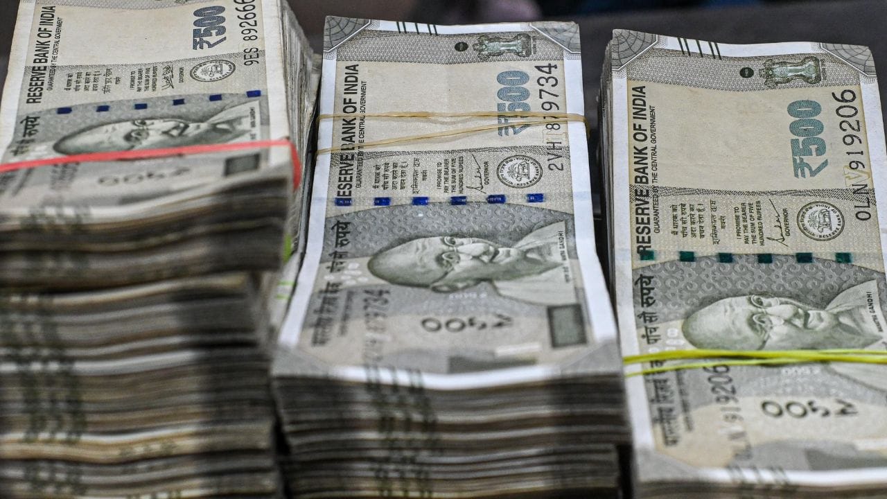 માનીએ કે તમારી પાસે ₹18 લાખ તૈયાર છે અને તમે કાર ખરીદવાનું વિચારી રહ્યા છો. સામાન્ય રીતે લોકો સીધા પોતાની બચતમાંથી પૈસા ખર્ચી દે છે. પરંતુ અહીં એક અલગ વ્યૂહરચના કામ કરે છે. તમે ₹15 લાખની કાર લોન લો અને તમારી પાસે રહેલી રકમને રોકાણમાં લગાવો.