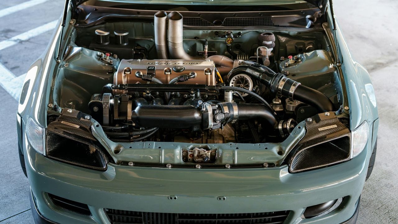 આજકાલ કારને સ્ટાઈલિશ બનાવવી તેમજ યુનિક બનાવવાનો ટ્રેડ ચાલી રહ્યો છે. લોકો પોતાની ગાડીમાં અલગ અલગ પ્રકારના મોડિફિકેશન કરાવે છે પરંતુ દરેક ફેરફાર કાનુની હોતો નથી. એક નાનકડી ભૂલ તમને મુશ્કેલીમાં નાંખી શકે છે. આ માટેએ જાણવું જરુરી છે કે, કારમાં ક્યા ક્યા ફેરફાર કરવા જોઈએ.