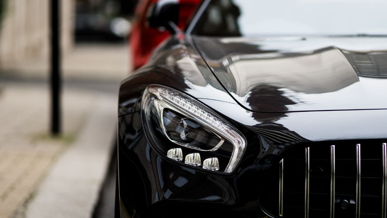 જો તમે તમારી કારનો રંગ બદલવા માંગો છો. તો પહેલા આરટીઓની પરવાનગી લેવી જરુરી છે. ત્યારબાદ નવી જાણકારીને આરસી બુકમાં અપટેડ કરવી પણ જરુરી છે.કારમાં એલોય વ્હીલ્સ લગાવવા કાયદેસર છે, પરંતુ તે કંપનીના માનક કદને પૂર્ણ કરવા આવશ્યક છે.  