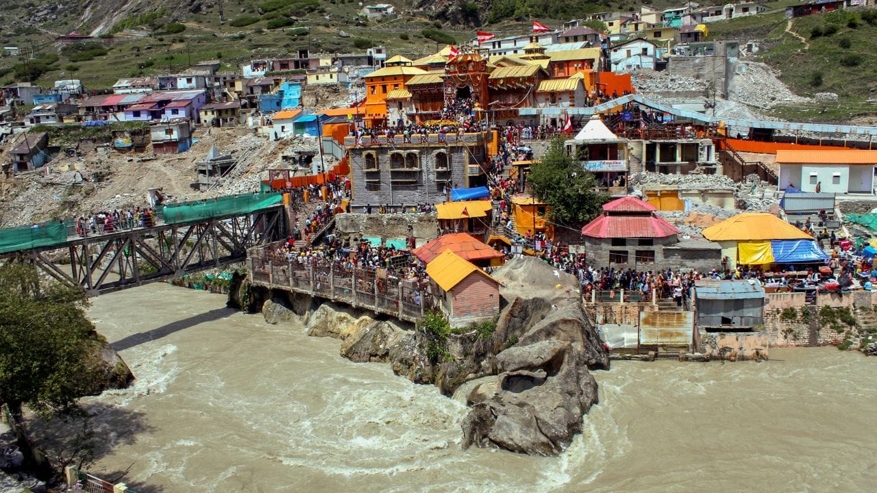 ચારધામ યાત્રા માટે અત્યાર સુધીમાં 11 લાખથી વધુ રજિસ્ટ્રેશન થઈ ચૂક્યું છે. શ્રદ્ધાળુઓ માટે સરળ અને સુરક્ષિત દર્શન સુનિશ્ચિત કરવા માટે, કડક નિયમો બનાવવામાં આવ્યા છે. યાત્રાળુઓ માટે દર્શનની સુવિધા માટે વિડિઓ અને ફોટોગ્રાફી પર પ્રતિબંધ મૂકવામાં આવ્યો છે.