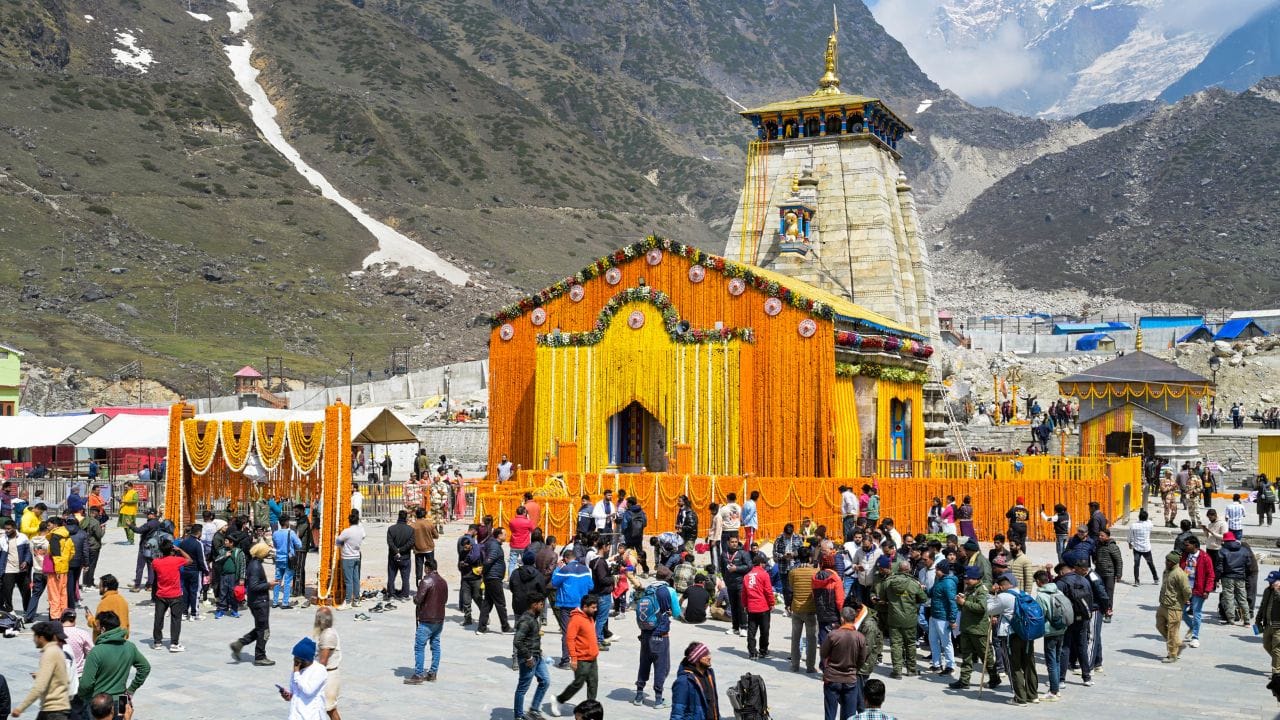 તમને જણાવી દઈએ કે, ચારધામ યાત્રા 2026ની શરુઆત 19 એપ્રિલથી થઈ રહી છે. આ દિવસે યમુનોત્રી અને ગંગોત્રી ધામના કપાટ ખુલશે. ગંગોત્રી ધામના કપાટ 19 એપ્રિલના રોજ જ્યારે યમુનોત્રી ધામના કપાટ 19 એપ્રિલના રોજ ખુલશે.