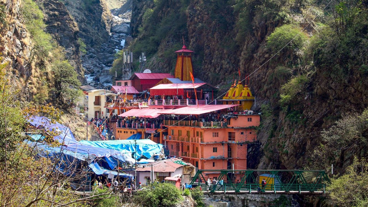  હવામાનને અવગણવું જોખમી હોઈ શકે છે. ફક્ત સારું આયોજન, સચોટ હવામાન માહિતી અને જરૂરી સાવચેતી રાખવાથી જ સલામત અને આરામદાયક સફર સુનિશ્ચિત થઈ શકે છે. 