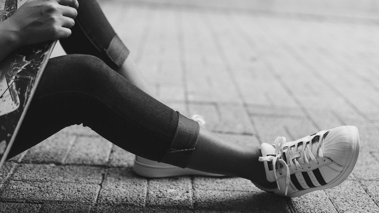 ગરમીમાં કપડાં સાથે ફૂટવેર પણ બદલાઈ જાય છે. આવા ઉષ્ણ અને ભેજભર્યા વાતાવરણમાં આરામદાયક ફૂટવેર લોકોની પ્રથમ પસંદગી બને છે. પરંતુ ઘણી વખત લોકો સ્ટાઇલ અને સુવિધાના ચક્કરમાં એવી નાની ભૂલો કરે છે, જે પગના સ્વાસ્થ્ય માટે હાનિકારક સાબિત થઈ શકે છે. (Image Credit Source: Social Media)