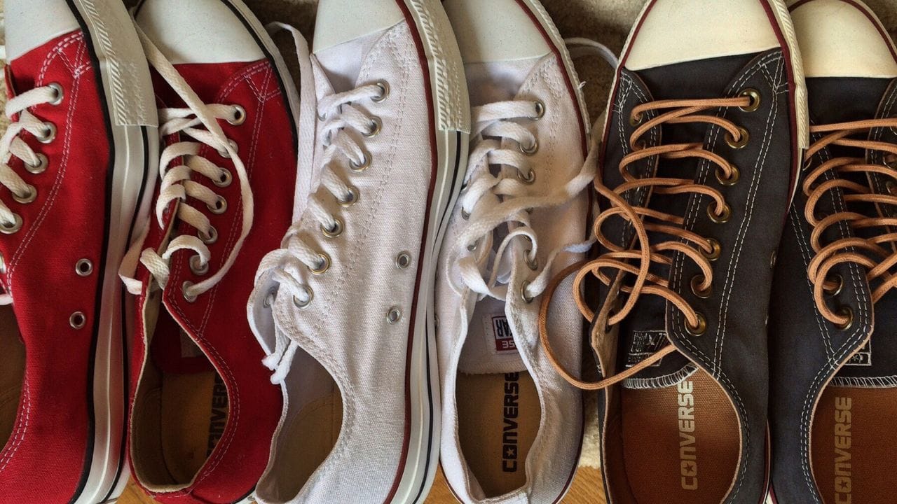 પ્લાસ્ટિક અથવા સિન્થેટિક મટિરિયલથી બનેલા જૂતાં-ચપ્પલ પગને શ્વાસ લેવા દેતા નથી. આવા ફૂટવેર પરસેવો શોષતા નથી પરંતુ તેને રોકી રાખે છે, જેના કારણે દુર્ગંધ અને ફંગલ ઇન્ફેક્શનનો ખતરો વધી જાય છે. (Image Credit Source: Social Media)