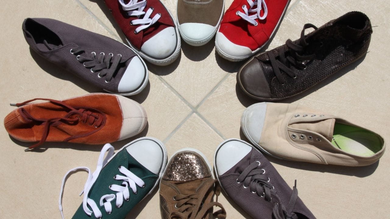 તીવ્ર ગરમી, ભેજ અને પરસેવો ત્વચાને પહેલેથી જ સંવેદનશીલ બનાવી દે છે. આવી સ્થિતિમાં ખોટા ફૂટવેર પસંદ કરવાથી ઇન્ફેક્શન, ફંગલ ઇન્ફેક્શન, દુર્ગંધ અને એલર્જી જેવી સમસ્યાઓ ઊભી થઈ શકે છે. (Image Credit Source: Social Media)