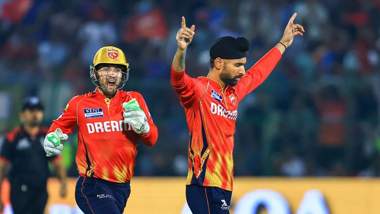  હરપ્રીત બ્રારનો જન્મ ઉત્તર પ્રદેશના મેરઠમાં એક શીખ પરિવારમાં થયો હતો,જ્યાં તેમના પિતા સૈનિક અને પોલીસ અધિકારી તરીકે સેવા આપતા હતા.