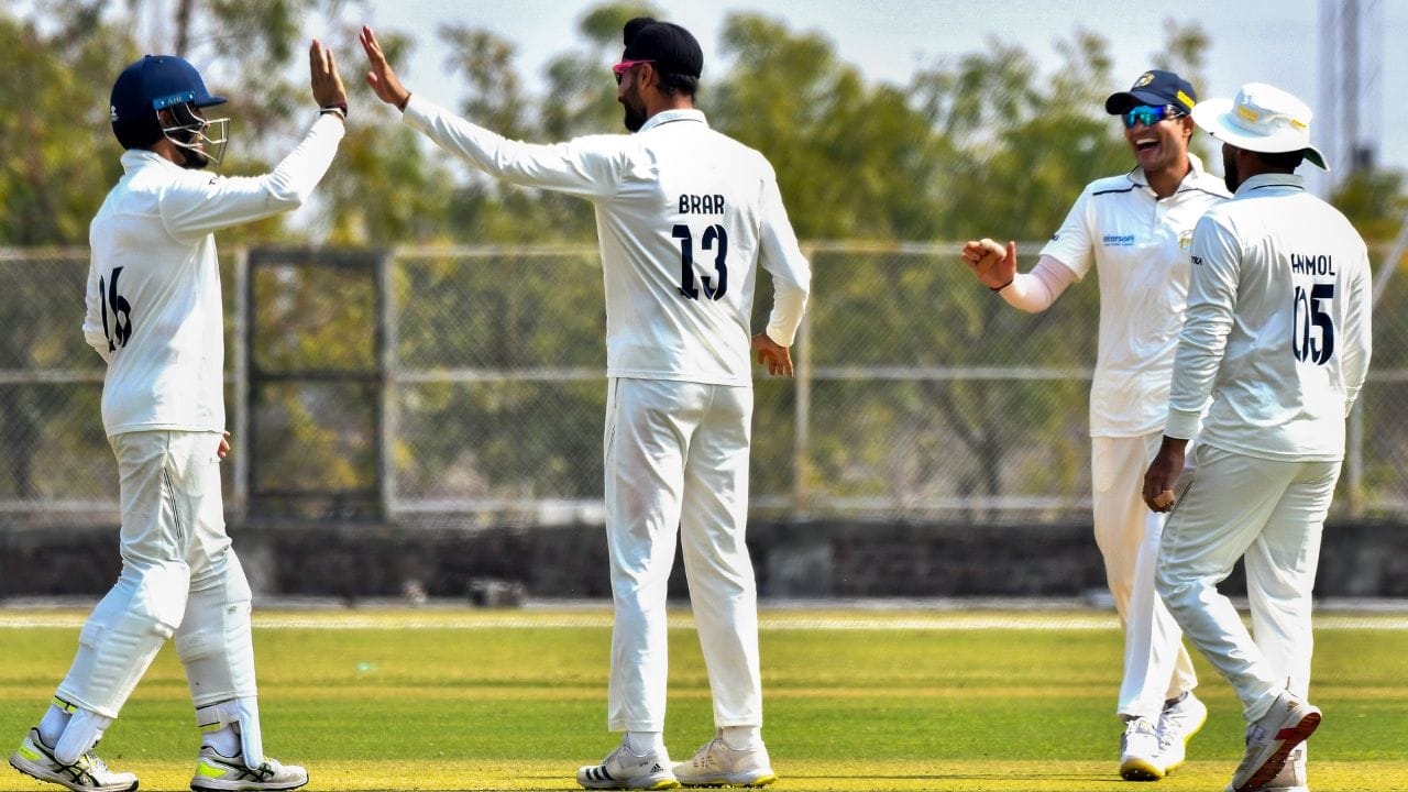 પંજાબના મોગાના હરીવાલા ગામમાં થોડા સમય રહ્યા પછી, તેઓ પાંચ વર્ષની ઉંમરે પંજાબના ઝીરકપુર ગયા. 2011માં હરપ્રીત બ્રારે રોપર જિલ્લા ટીમ માટે રમવાનું શરૂ કર્યું, અને બાદમાં અંડર-16 સ્તરે પંજાબનું પ્રતિનિધિત્વ કર્યું હતુ.