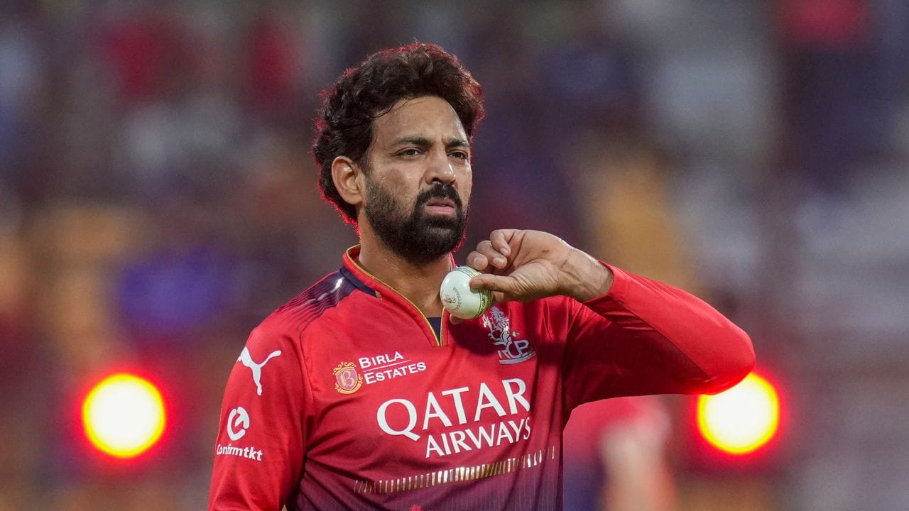 સ્વપ્નિલ સિંહ એક ડાબા હાથનો સ્પિનર ​​અને જમણા હાથનો બેટ્સમેન છે જે ઉત્તર પ્રદેશના રાયબરેલીનો રહેવાસી છે.સ્વપ્નિલ સિંહ આઈપીએલમાં કુલ 14 મેચ રમી છે.