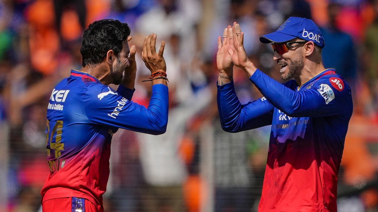 સ્વપ્નિલના માતા-પિતા જ્યોતનીલ સિંહ અને રાજેશ્વરી સિંહ જે મૂળ લખનૌના છે, તેમણે તેમના પુત્રના ક્રિકેટ કારકિર્દી માટે 2001માં બરોડામાં સ્થાયી થવાનું નક્કી કર્યું હતુ.  