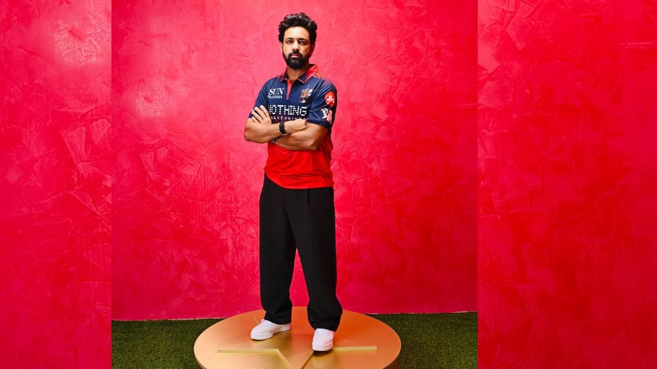 2016ની IPL ઓક્શનમાં કિંગ્સ ઇલેવન પંજાબ દ્વારા તેને 10 લાખ રૂપિયામાં ખરીદવામાં આવ્યો હતો અને સિઝન દરમિયાન તેણે ઇન્ડિયન પ્રીમિયર લીગમાં ડેબ્યૂ કર્યું હતું. તે 2023માં લખનૌ સુપર જાયન્ટ્સ માટે અને 2024 માં રોયલ ચેલેન્જર્સ બેંગલુરુ માટે રમ્યો હતો.