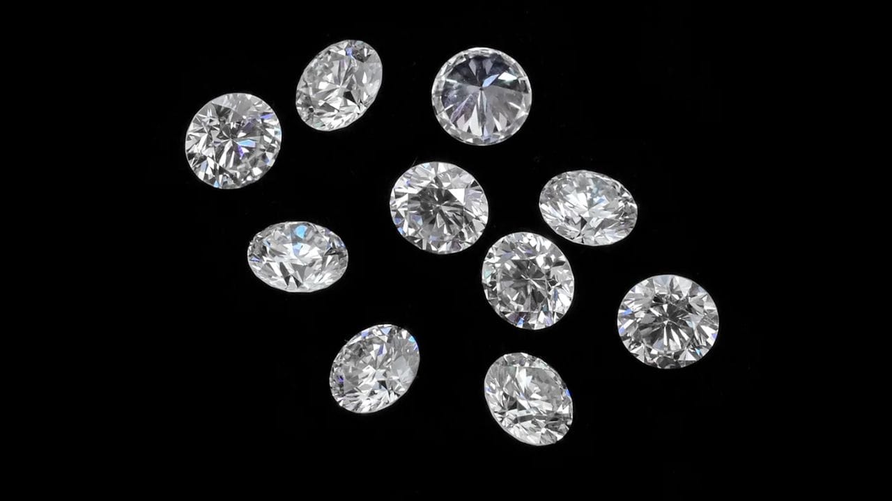 અમેરિકન ડાયમંડ: જ્યારે ભારતમાં અમેરિકન હીરાનો ઉલ્લેખ કરવામાં આવે છે, ત્યારે તેઓ સામાન્ય રીતે ક્યુબિક ઝિર્કોનિયા (CZ) નો ઉલ્લેખ કરે છે, જે પ્રયોગશાળામાં ઉગાડવામાં આવતો પથ્થર છે જે હીરા જેવા દેખાવા માટે બનાવવામાં આવે છે. આ પ્રક્રિયા વૈજ્ઞાનિકો દ્વારા સખત રીતે નિયંત્રિત કરવામાં આવે છે. તેથી પરિણામો ખૂબ જ સુસંગત અને સારા છે. અમેરિકન હીરામાં એક જ રીફ્રેક્શન હોય છે. મજબૂતાઈની દ્રષ્ટિએ, તેઓ ઝિરકોન કરતાં વધુ મજબૂત છે અને ડેયલી વેયર માટે સારી પસંદગી માનવામાં આવે છે.
