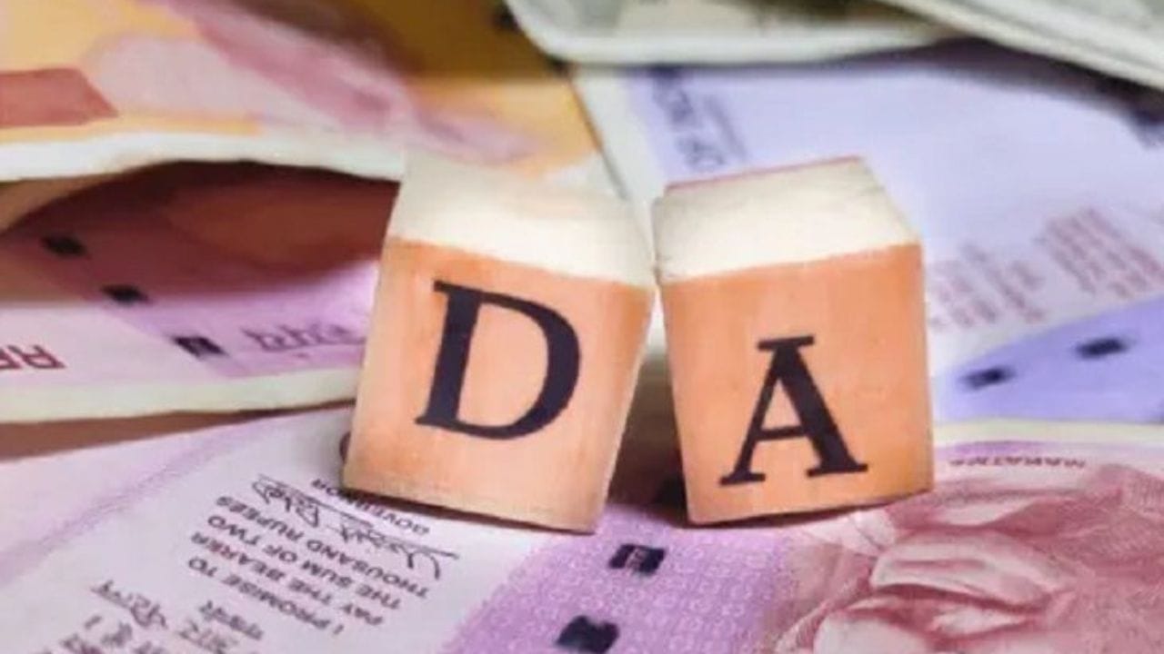 દેશભરના 10 મિલિયનથી વધુ કેન્દ્રીય કર્મચારીઓ અને પેન્શનરોની રાહ શનિવાર, 18 એપ્રિલના રોજ સમાપ્ત થઈ ગઈ. સૂત્રોના જણાવ્યા અનુસાર, કેબિનેટે શનિવારે કેન્દ્ર સરકારના કર્મચારીઓ અને પેન્શનરો માટે મોંઘવારી ભથ્થા (DA) માં 2% નો વધારો મંજૂર કર્યો. આનાથી કેન્દ્ર સરકારના કર્મચારીઓનું મોંઘવારી ભથ્થું અને પેન્શન 58% થી વધીને 60% થઈ જશે. 
