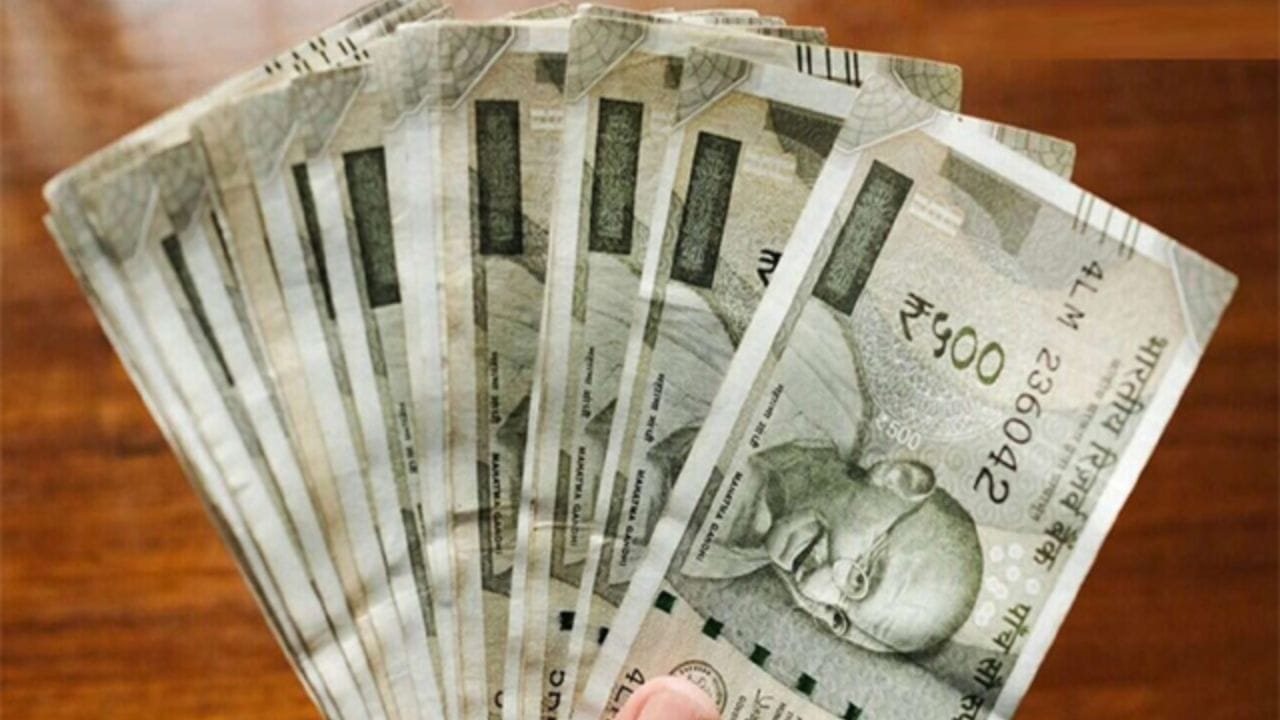 કેન્દ્રીય કર્મચારીઓ ઘણા સમયથી મોંઘવારી ભથ્થાની રાહ જોઈ રહ્યા હતા. જાન્યુઆરીમાં લાગુ થનારા આ ભથ્થાની માર્ચની શરૂઆતથી રાહ જોવાઈ રહી હતી. સરકાર સામાન્ય રીતે માર્ચમાં જાન્યુઆરીમાં વધારાની જાહેરાત કરે છે. જોકે  આ વર્ષે એપ્રિલનો અડધો ભાગ પસાર થયા પછી જ વધારો કરવામાં આવ્યો હતો.
