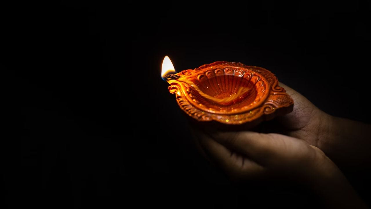 લાંબી વાટ એટલે કે આડી વાટ સંપત્તિ, સમૃદ્ધિ અને કુટુંબના વંશના વિકાસ સાથે સંકળાયેલી છે. દેવી લક્ષ્મી, સરસ્વતી અને દુર્ગા, તેમજ પોતાના કુળદેવી કે દેવતાઓ સમક્ષ લાંબી વાટ સાથે દીવો પ્રગટાવવો શુભ માનવામાં આવે છે.(ફોટો ક્રેડિટ-AI Whisk)