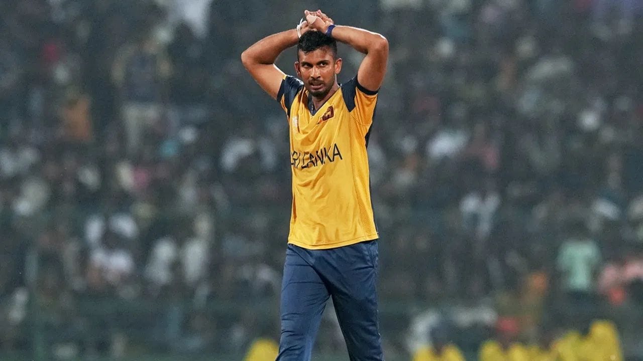 પાકિસ્તાન ક્રિકેટ બોર્ડે એક નિવેદન બહાર પાડીને જણાવ્યું હતું કે દાસુન શનાકાએ લાહૌલ કલંદર્સ સાથેના કરાર પર હસ્તાક્ષર કર્યા પછી તેનો ભંગ કર્યો છે. હવે તેના પર એક વર્ષનો પ્રતિબંધ લાગ્યો છે. તે આગામી PSLમાં રમી શકશે નહીં. 