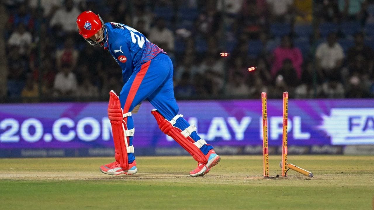 27 એપ્રિલ, 2026 ના રોજ અરુણ જેટલી સ્ટેડિયમમાં દિલ્હી કેપિટલ્સે ખૂબ જ નિરાશાજનક પ્રદર્શન કર્યું અને IPLમાં પાવરપ્લેમાં સૌથી નાનો સ્કોર બનાવ્યો. RCBના બોલરો સામે તેમનો ટોપ ઓર્ડર પત્તાના મહેલની જેમ તૂટી પડ્યો. ટીમ પાવરપ્લેની 6 ઓવરમાં માત્ર 13 રન જ બનાવી શકી અને 6 વિકેટ ગુમાવી દીધી. આ પાવરપ્લેમાં કોઈ પણ ટીમનું સૌથી ખરાબ પ્રદર્શન છે. (PC:PTI/X)