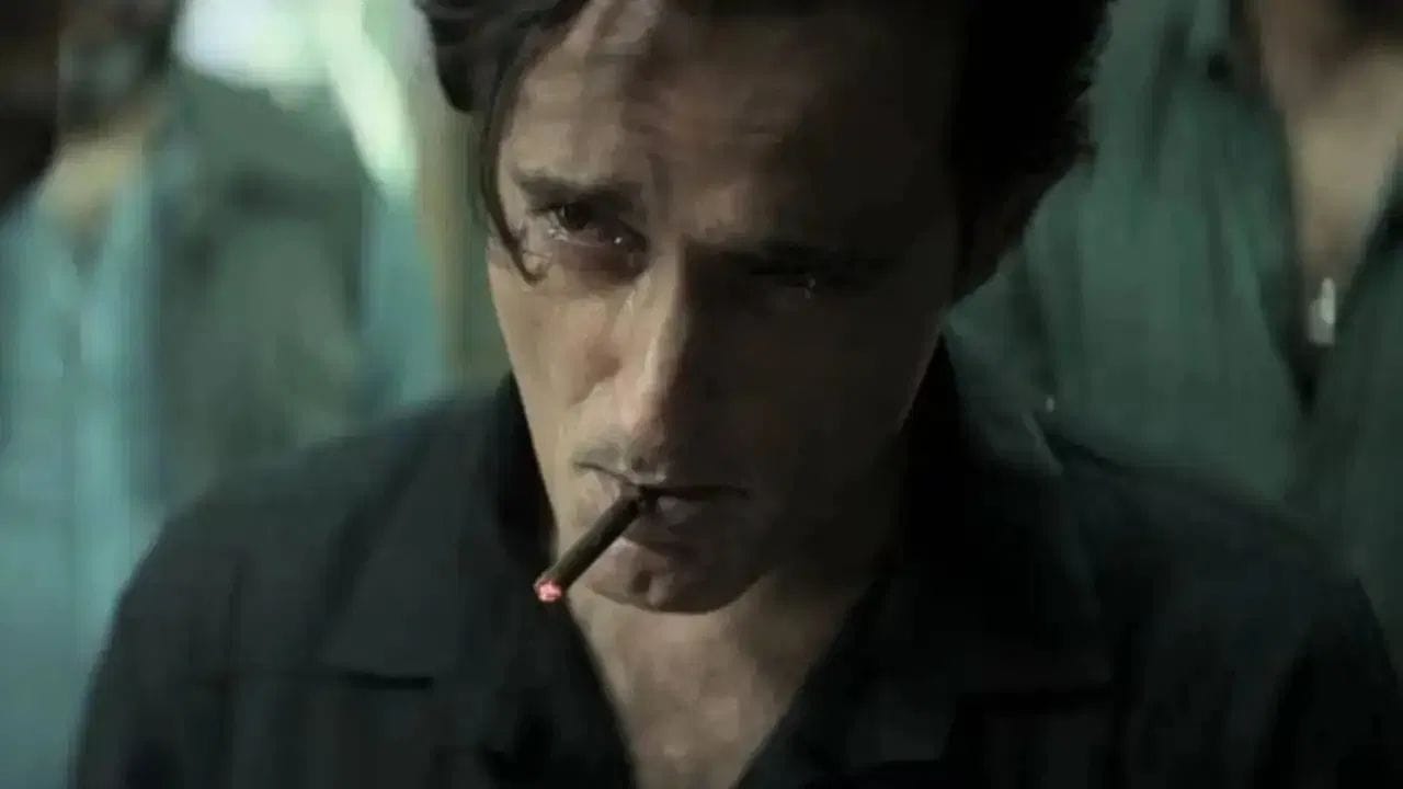 "ધુરંધર" ના પહેલા હપ્તામાં અક્ષય ખન્ના પણ દેખાયા હતા. તેમણે રહેમાન ડાકૈતની ભૂમિકા ભજવી હતી. જોકે, તેમના પાત્રને પહેલા હપ્તામાં જ દૂર કરી દેવામાં આવ્યું હતું. તેથી તેમના પાત્રને બીજા ભાગમાં દર્શાવવામાં આવ્યું ન હતું. "ધુરંધર 2" ની સાથે, "ધુરંધર" પણ ભારતની સૌથી વધુ કમાણી કરનારી ફિલ્મોમાં સામેલ છે, જે પાંચમા ક્રમે છે.