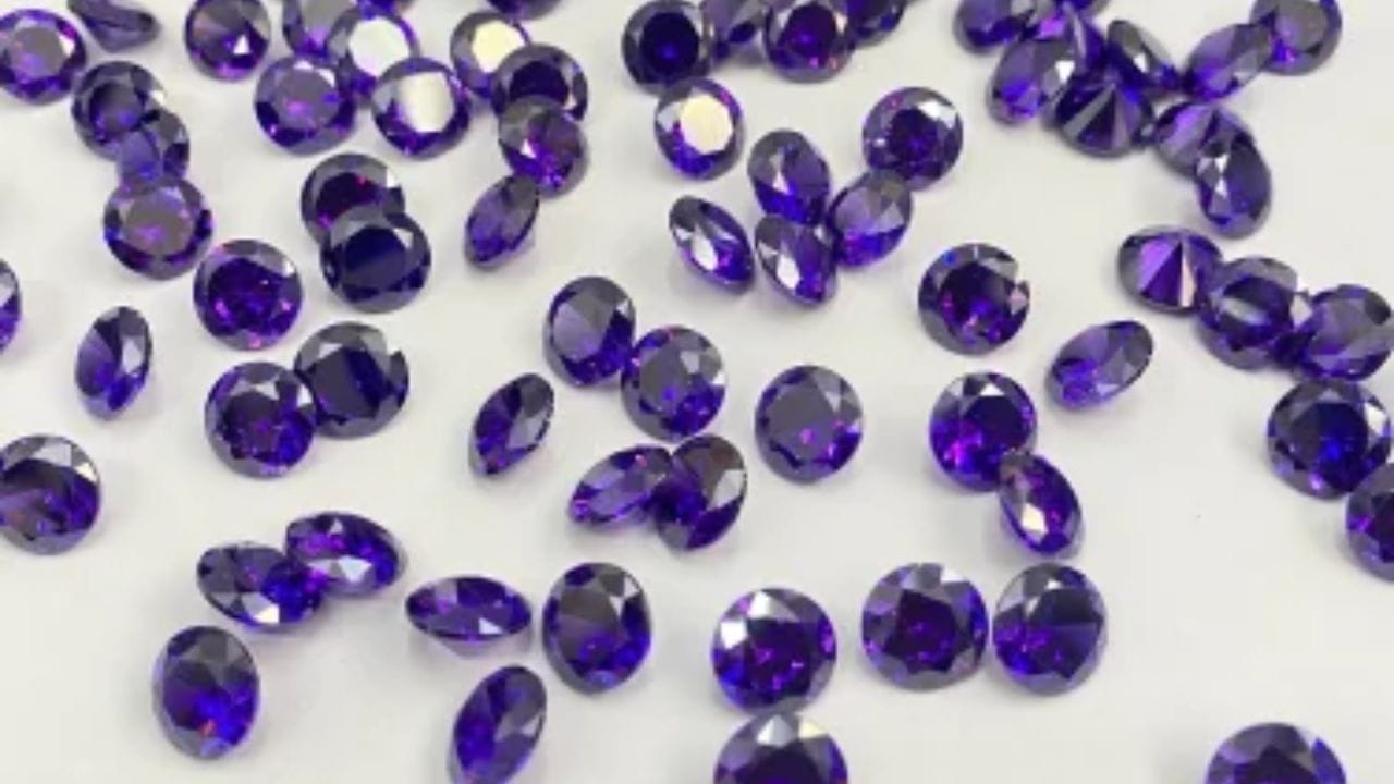 જ્યારે પ્રકાશ ઝિરકોનમાંથી પસાર થાય છે, ત્યારે તે બે ભાગમાં વિભાજીત થાય છે (ડબલ રીફ્રેક્ટિવ), એક એવી ઘટના જે વાસ્તવિક હીરામાં થતી નથી. આ બંને વચ્ચેનો તફાવત સમજાવે છે. તે હીરા જેટલું કઠણ નથી, પરંતુ તે હજુ પણ મજબૂત છે.
