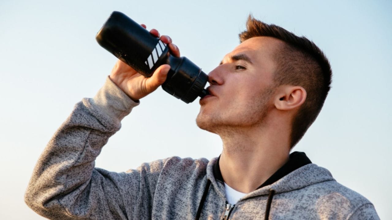 બહાર જતી વખતે હંમેશા પાણીની બોટલ સાથે રાખવી.