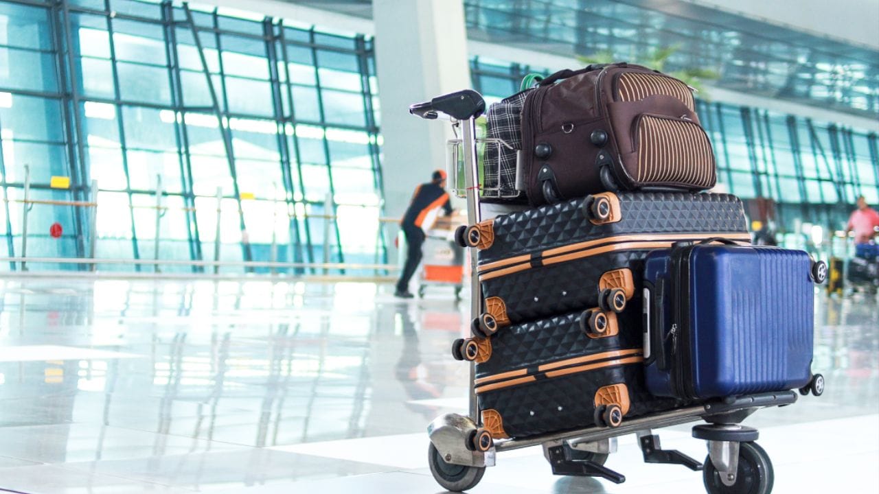  મુસાફરોને હવે પહેલા કરતાં વધુ છૂટ આપવામાં આવી છે. હવાઈ અથવા દરિયાઈ માર્ગે આવતા ભારતીય મુસાફરોને કોઈપણ કસ્ટમ ડ્યુટી લીધા વિના ₹75,000 સુધીનો માલ લાવવાની પરવાનગી છે. પહેલાં, આ મર્યાદા ₹50,000 હતી. જો કે, આ મુક્તિ ફક્ત વ્યક્તિગત ઉપયોગ માટે બનાવાયેલ માલ પર લાગુ પડે છે અને તે વ્યાપારી માલ સુધી વિસ્તરતી નથી. તેનાથી વિપરીત, વિદેશી પ્રવાસીઓ માટે, આ મર્યાદા ₹25,000 નક્કી કરવામાં આવી છે. ક્રૂ સભ્યો માટે, નિયમો યથાવત રહે છે, અને તેઓ ફક્ત ₹2,500 ની મુક્તિ મર્યાદા માટે હકદાર છે. (ફોટો ક્રેડિટ-Google)