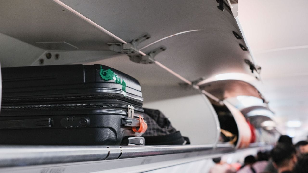 આ પહેલથી નિરીક્ષણ પ્રક્રિયા ઝડપી અને વધુ પારદર્શક બની છે. યોગ્ય કસ્ટમ્સ ચેનલ પસંદ કરવાનું પણ ખૂબ મહત્વનું છે. જો તમે ડ્યુટીપાત્ર માલ લઈ રહ્યા છો, તો તમારે 'રેડ ચેનલ' દ્વારા આગળ વધવું જોઈએ. તેનાથી વિપરીત, જો તમારી પાસે જાહેર કરવા માટે કંઈ નથી, તો 'ગ્રીન ચેનલ' યોગ્ય પસંદગી છે. જો કોઈ મુસાફર નિયમોનું પાલન કરવામાં નિષ્ફળ જાય અને પોતાનો સામાન છુપાવે, તો તેમનો સામાન જપ્ત કરવામાં આવી શકે છે, અને લાગુ ડ્યુટીના ત્રણ ગણા સુધીનો દંડ લાદવામાં આવી શકે છે. ગંભીર કિસ્સાઓમાં, કાનૂની કાર્યવાહી પણ શક્ય છે.(ફોટો ક્રેડિટ-Google)