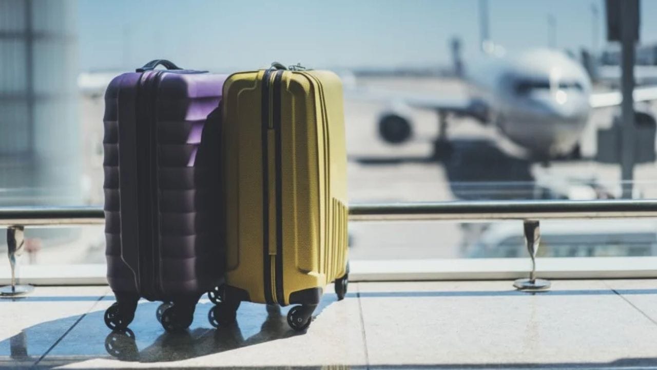  આ સિવાય સોનાના દાગીના માટેના નિયમોમાં એક મહત્વપૂર્ણ સુધારો રજૂ કરવામાં આવ્યો છે. પહેલાં, મુક્તિ મર્યાદા નાણાકીય મૂલ્યના આધારે નક્કી કરવામાં આવતી હતી; જો કે, હવે તે વજન સાથે જોડાયેલ છે. મહિલા મુસાફરોને 40 ગ્રામ સુધીના સોનાના દાગીના ડ્યુટી-ફ્રી લાવવાની પરવાનગી છે, જ્યારે પુરુષ મુસાફરોને 20 ગ્રામ સુધીની મંજૂરી છે.  (ફોટો ક્રેડિટ-Google)