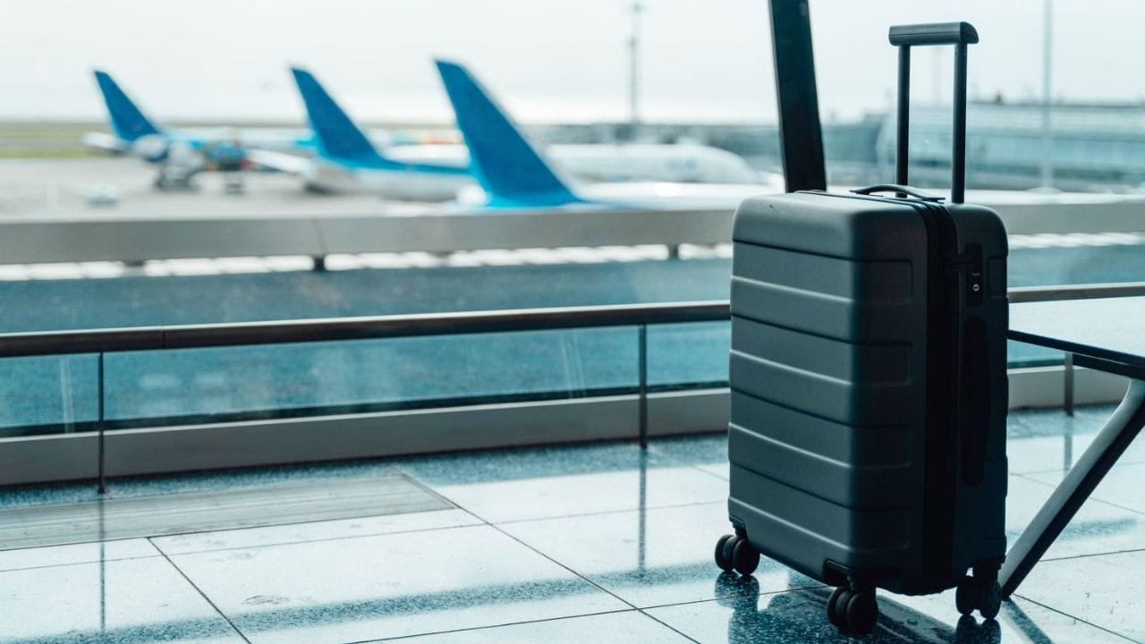 જો કે, આ સુવિધા ફક્ત ભારતીય નાગરિકો અથવા ભારતીય મૂળના વ્યક્તિઓ માટે જ ઉપલબ્ધ છે જેઓ ઓછામાં ઓછા એક વર્ષ માટે વિદેશમાં રહ્યા પછી પરત ફરી રહ્યા છે. એ નોંધવું મહત્વપૂર્ણ છે કે સોનાના સિક્કા, બાર અથવા બિસ્કિટ આ મુક્તિ હેઠળ આવરી લેવામાં આવતા નથી અને તેમને અલગથી જાહેર કરવા આવશ્યક છે.(ફોટો ક્રેડિટ-Google)