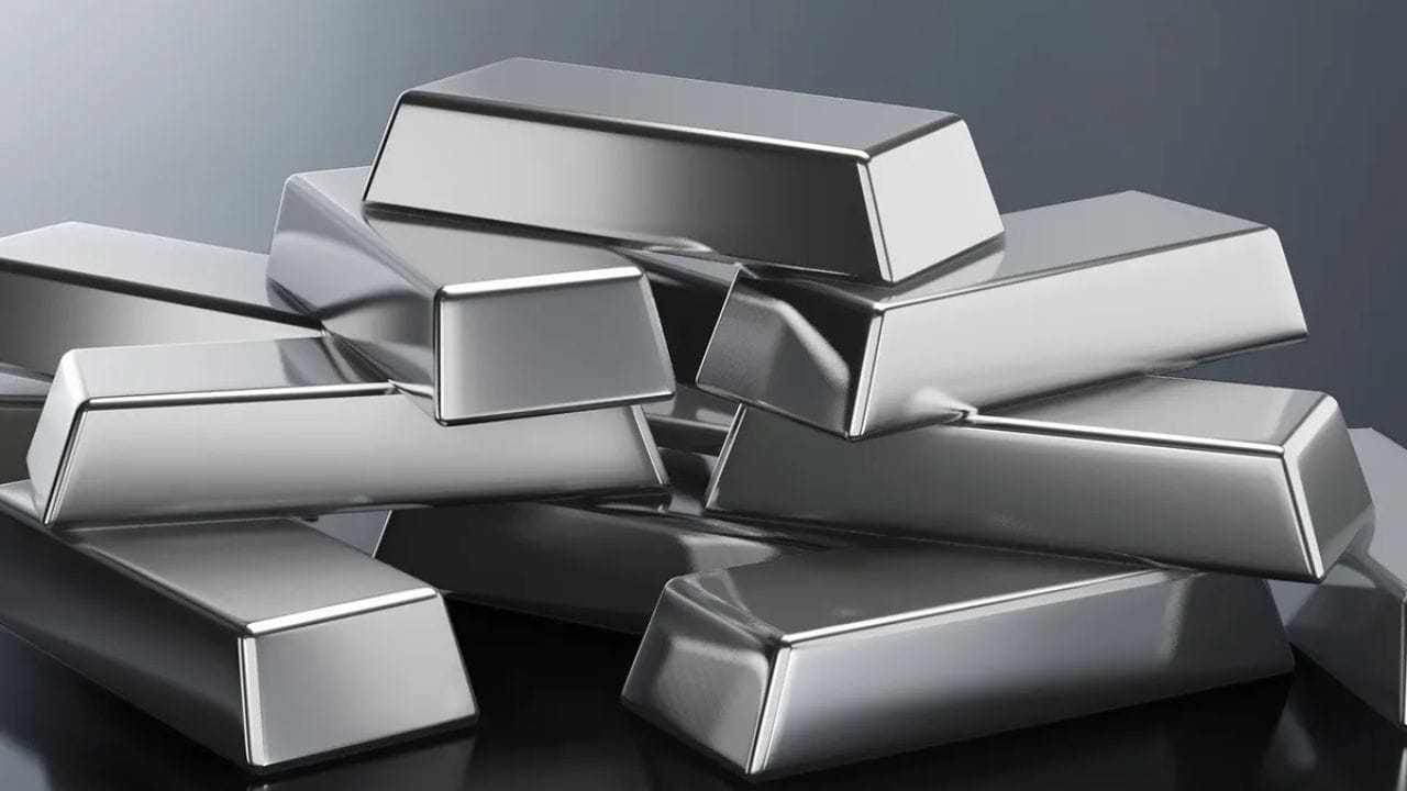 ઘટાડાનું કારણ શું છે?: બજાર નિષ્ણાતોના મતે આ ઘટાડા પાછળ ઘણા મુખ્ય કારણો છે. ચીન દ્વારા ચાંદીના વેપાર પરના કડક પગલાંને કારણે વ્યાપક વેચાણ થયું. વધુમાં વૈશ્વિક ચાંદીના ETF માંથી બહાર નીકળવું, મજબૂત યુએસ ડોલર અને નબળી ઔદ્યોગિક માંગને કારણે પણ ભાવ પર દબાણ આવ્યું છે. યુએસ વ્યાજ દરો અંગે તાજેતરની અનિશ્ચિતતાએ પણ બજારને અસર કરી છે.
