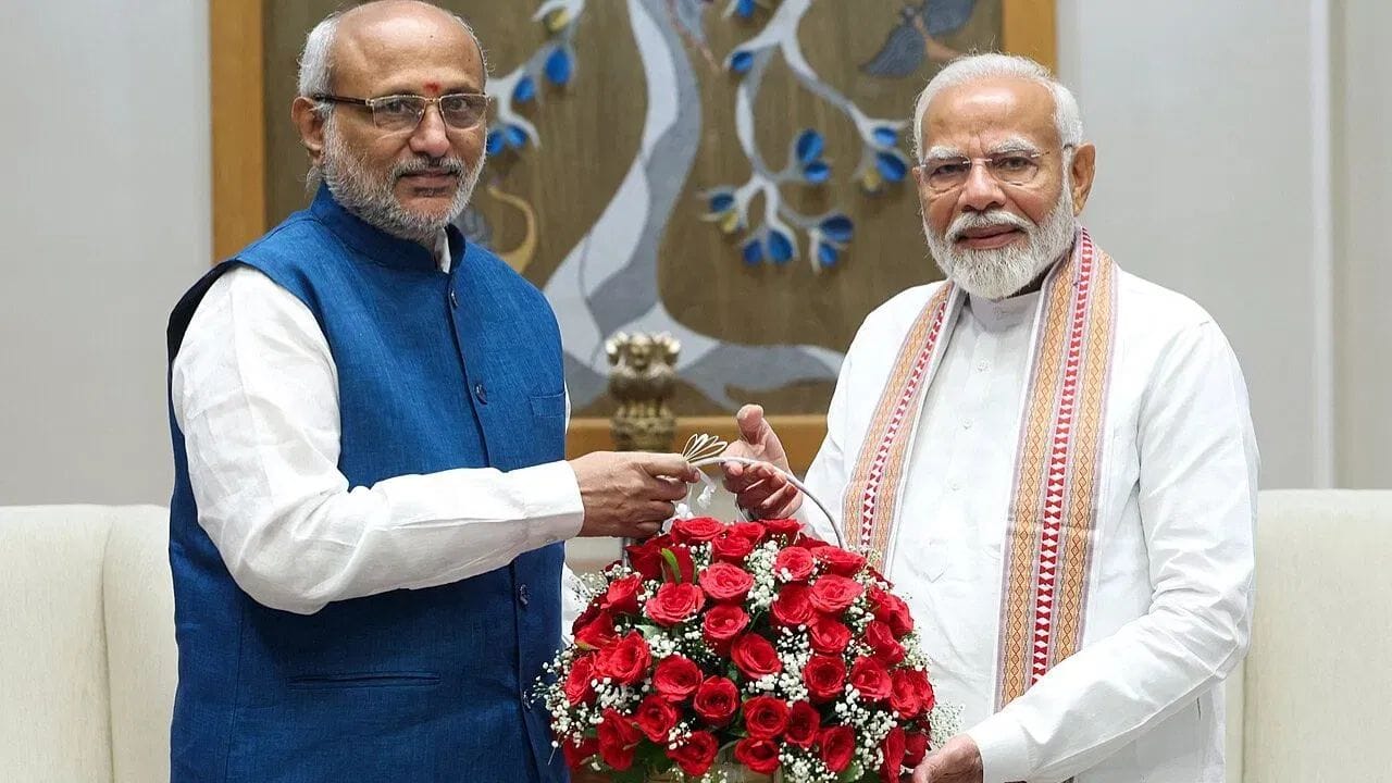 વધુમાં ઉપરાષ્ટ્રપતિને પદ છોડ્યા પછી પગારની અડધી રકમ પેન્શન તરીકે મળે છે. આ ઉપરાંત, તેઓ આજીવન એક ખાનગી સચિવ, એક પર્સનલ આસિસ્ટન્ટ અને બે પટાવાળા રાખવા માટે હકદાર હોય છે, જેમના પર થતો ખર્ચ ભારત સરકાર દ્વારા ઉઠાવવામાં આવે છે. આ સિવાય તેમને તબીબી સારવાર અને મફત મુસાફરી જેવી સુવિધાઓ પણ મળતી રહે છે.