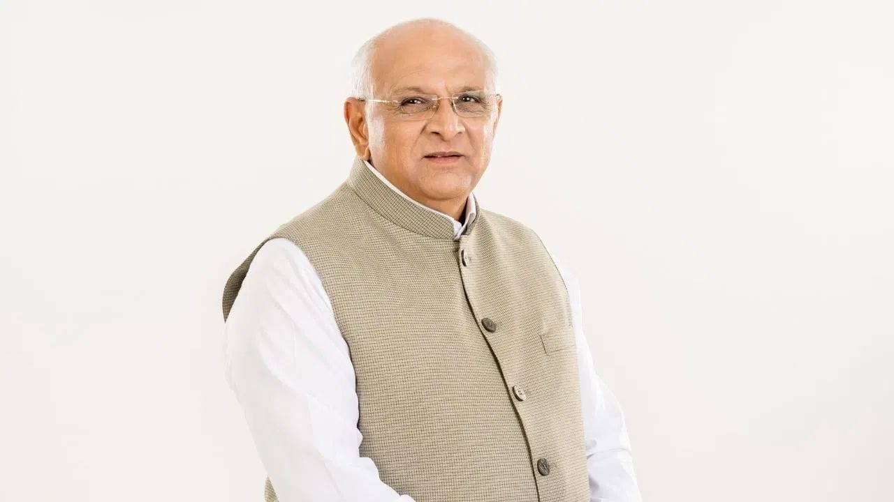 વર્ષ 2026 મુજબ ગુજરાતના મુખ્યમંત્રીનો કુલ માસિક પગાર અંદાજે ₹3,21,000 છે, જે વાર્ષિક ધોરણે આશરે ₹38,52,000 જેટલો થાય છે. આ ગ્રોસ સેલેરીમાં બેઝિક પગાર, મત વિસ્તાર ભથ્થું અને બીજા ભથ્થાંઓનો સમાવેશ થાય છે. મુખ્યમંત્રીનો આ પગાર એક ધારાસભ્ય (MLA) તરીકે મળતા વેતન અને મુખ્યમંત્રીના પદ માટે મળતા વધારાના વળતરને જોડીને તૈયાર કરવામાં આવે છે. આ પગાર ધોરણમાં રાજ્ય વિધાનસભા દ્વારા નક્કી કરાયેલા વિવિધ લાભ અને ભથ્થાંઓ પણ ઉમેરવામાં આવે છે. ઉલ્લેખનીય છે કે, ગુજરાતના મુખ્યમંત્રીનો પગાર ભારતના સૌથી વધુ પગાર મેળવતા ટોચના 5 થી 6 રાજ્યના મુખ્યમંત્રીઓની યાદીમાં આવે છે. જો કે, આ પગારમાં સમય સમય પર રાજ્ય વિધાનસભાના નિર્ણયો મુજબ ફેરફાર થઈ શકે છે.