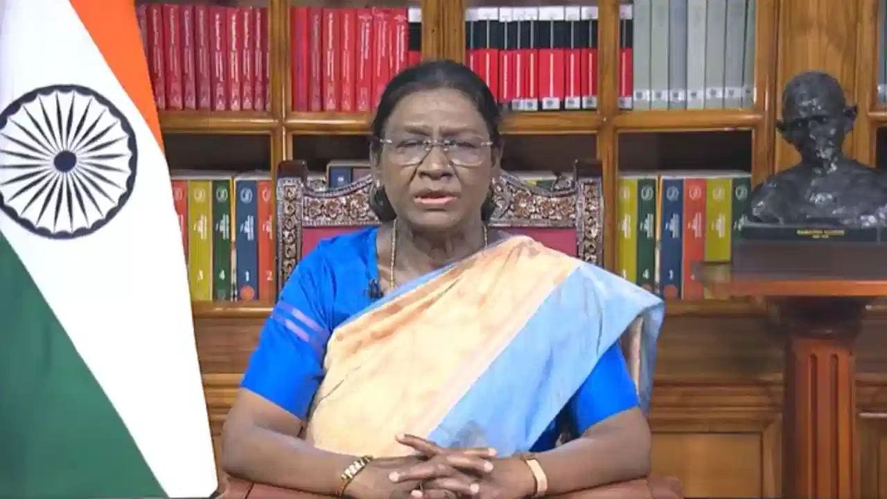 ભારતના રાષ્ટ્રપતિ પદ પરથી નિવૃત્ત થયા બાદ પણ પૂર્વ રાષ્ટ્રપતિને જીવનભર ઘણી સરકારી સુવિધાઓ મળતી રહે છે. આમાં પેન્શન ઉપરાંત સરકારી ખર્ચ પર રહેવા માટે આવાસ, આરોગ્ય સેવાઓ, એક પર્સનલ આસિસ્ટન્ટ અને બે પટાવાળાની સુવિધાનો સમાવેશ થાય છે. આ સાથે જ તેમને ભારતભરમાં ગમે ત્યાં એક વ્યક્તિ સાથે રેલવે અથવા હવાઈ માર્ગે સર્વોચ્ચ શ્રેણીમાં મફત મુસાફરી કરવાની સુવિધા પણ આજીવન પૂરી પાડવામાં આવે છે.