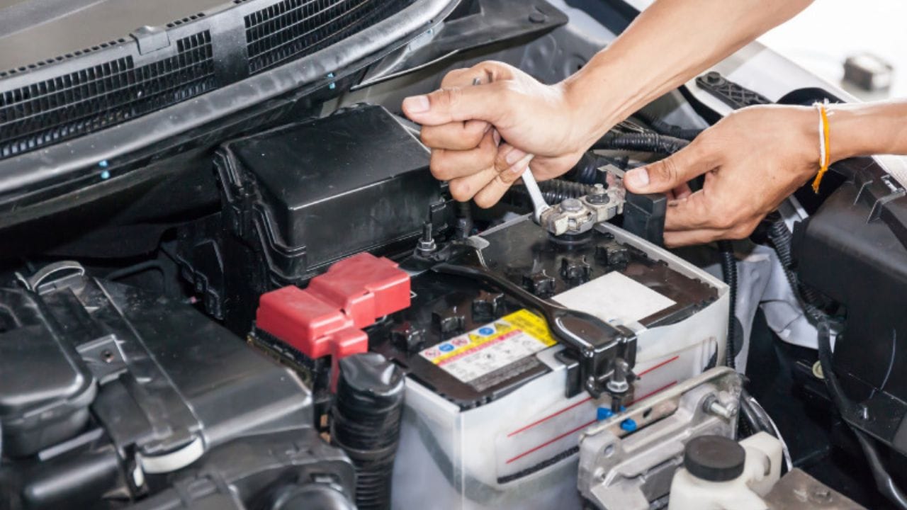 ગરમી બેટરીને પણ અસર કરે છે. ગરમી બેટરીને પણ અસર કરે છે; તેમાં પ્રવાહીનું પ્રમાણ ઝડપથી ઘટે છે, જેનાથી બેટરી નબળી પડે છે. ગરમ રસ્તાઓ ટાયર પર પણ અસર કરે છે. ઊંચા તાપમાને ટાયરનું દબાણ વધે છે, જેના કારણે જૂના અથવા નબળા ટાયર ફાટી શકે છે. વધુમાં ACનો વધુ પડતો ઉપયોગ એન્જિન પર વધારે દબાણ આપે છે, જે માઇલેજ ઘટાડી શકે છે.